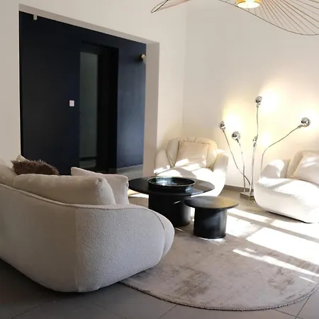 Beautiful Vacation With Private Pool In The Heart Of The Of Avignon, Sleeps 8. Holiday home Avignon