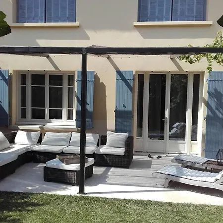 Beautiful Vacation With Private Pool In The Heart Of The Of Avignon, Sleeps 8. Holiday home *