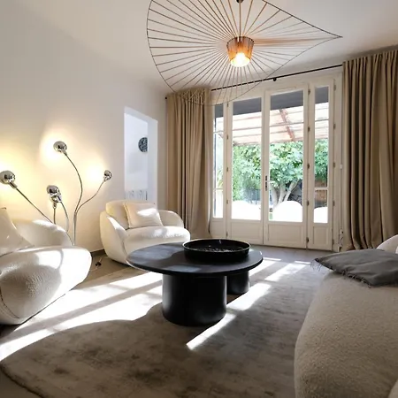 Beautiful Vacation With Private Pool In The Heart Of The Of Avignon, Sleeps 8. Holiday home *